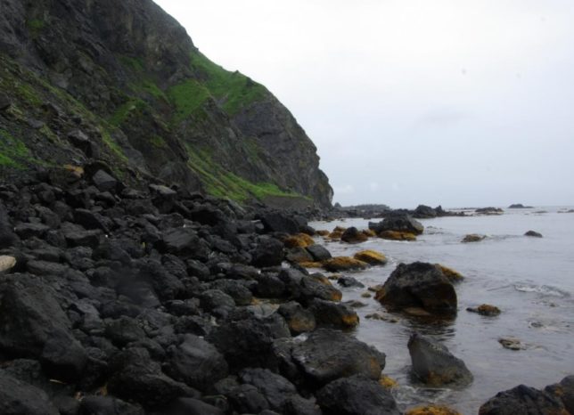 礼文島海沿いの岩だらけのコース