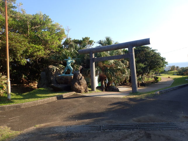 門倉岬入口　御崎神社の一の鳥居と鉄砲を構える人