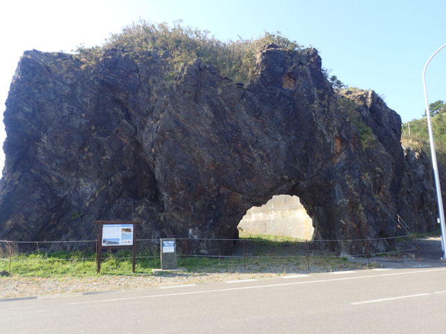 冬島の穴岩