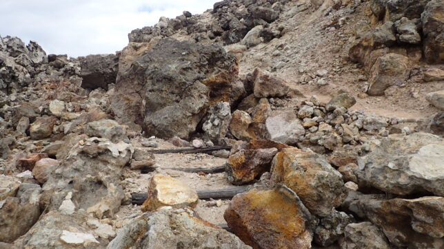登山道を塞ぐ岩